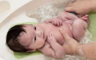 Как правильно купать младенца в ванночке