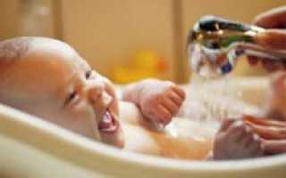 Купание новорожденного в ванночке с чередой