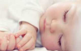 Почему младенец вздрагивает во сне и опасно ли это